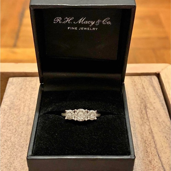 Macy’s Dimond Engagement Ring ( 1/3 ct. t.w.) in 14K white gold - Picture 7 of 9